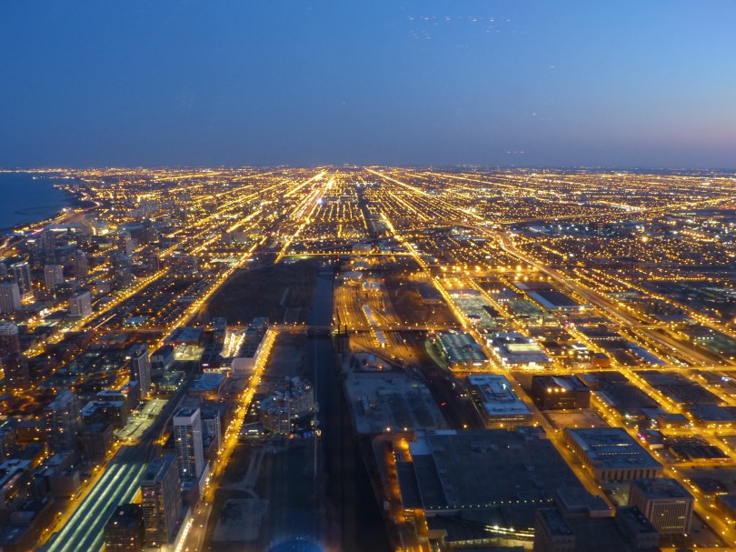 Blick nach Süden: kaum noch Wolkenkratzer, dafür Lichter bis zum Horizont