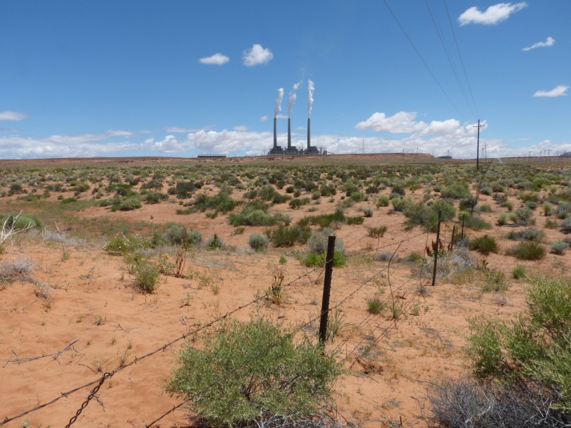 Ständige Orientierungsmarke: Kohleheizkraftwerk im Nirgendwo