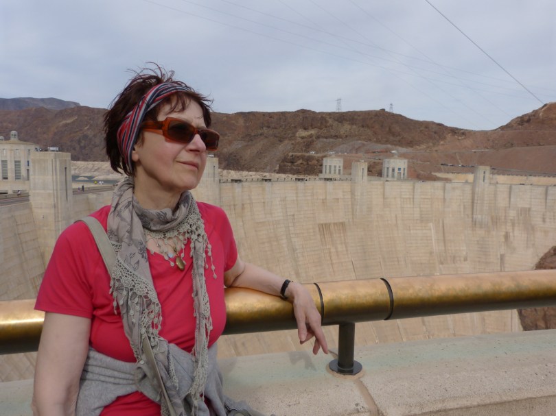Holde Hannoveranerin vor Hoover-Dam-Kulisse