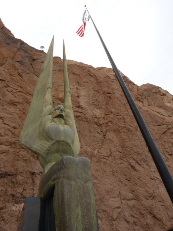 Geflügelter Wächter: Skulptur von Oskar Hansen