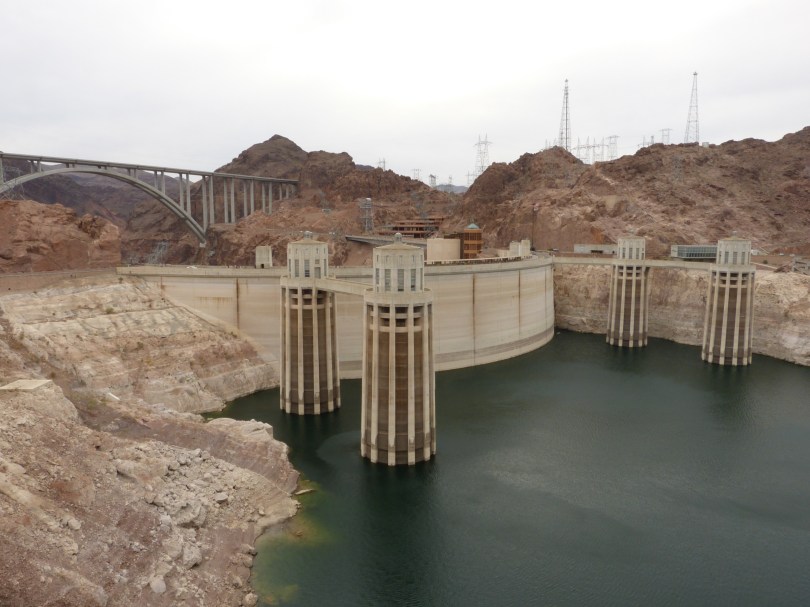 Zeitlose Betonkunst: Wassereinlauftürme des Hoover Dam