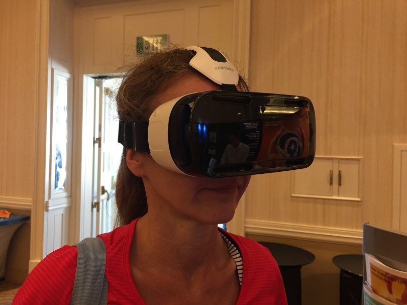 Eintritt in die virtuelle Realität: Chris mit Samsung Gear VR