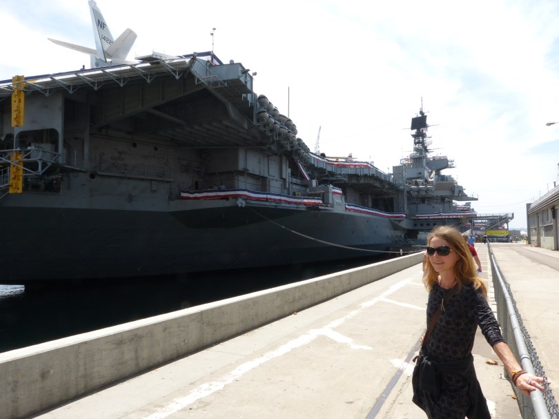 Bereit zum Entern: Chris vor der USS Midway