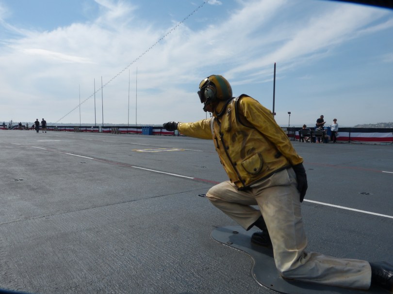 Und ab die Post: Offizier auf dem Flugdeck