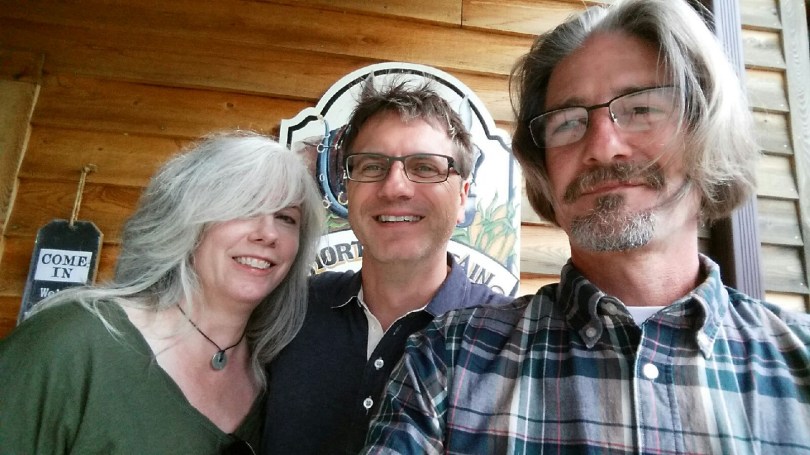 Sechs Fäuste für ein Halleluja! Kath, Andreas und Will in der Short Mountain Distillery