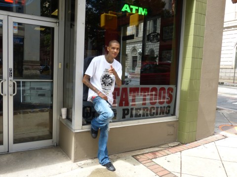 Gangsta-Pose: Tj vor seinem Laden in Downtown Atlanta Gangsta-Pose: Tj vor seinem Laden in Downtown Atlanta