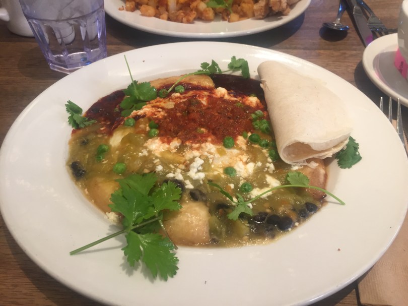 Schmeckt besser als es aussieht: huevos motuleños mit gebratener Banane, Fetakäse, Eiern, Erbsen, Bohnen und ordentlich Chili-Salsa