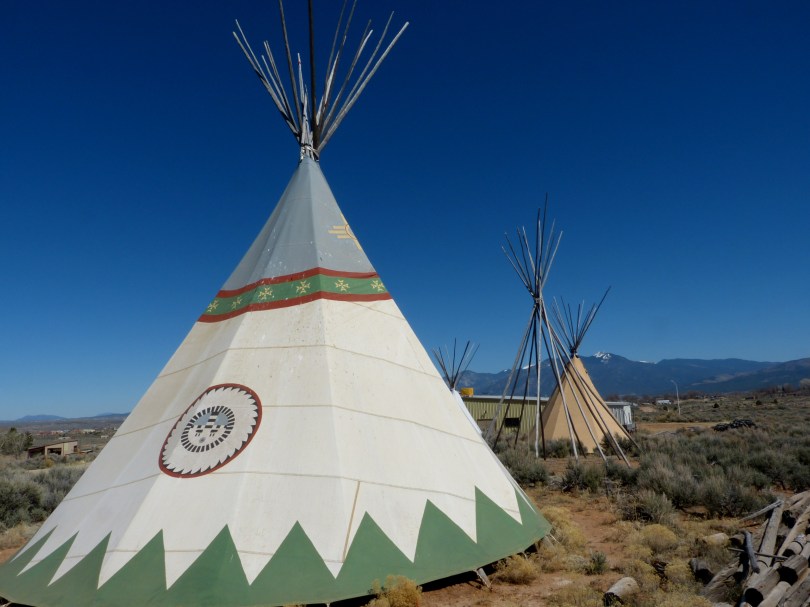 Nur zur Deko: Ich glaube nicht, dass Indianer heute noch in Wigwams leben