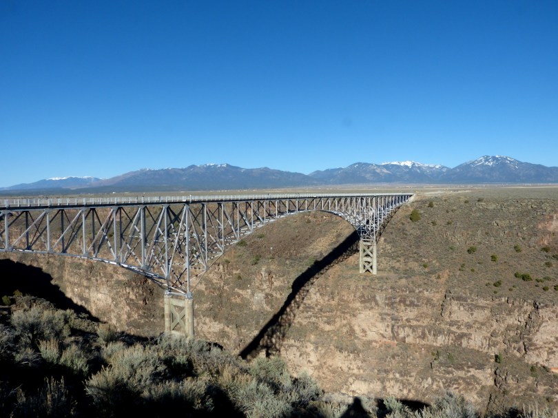 Nichts für Leute mit Höhenangst: die Rio Grande Gorge Bridge spannt sich 170 Meter über den Fluss
