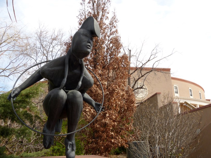 Bronzestatue vor dem State Capitol New Mexicos