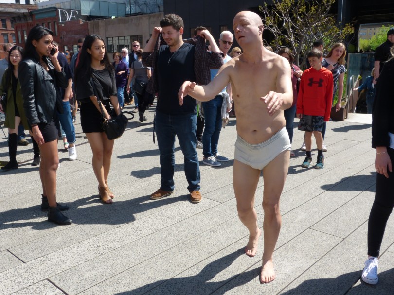 Umstrittene Skulptur im öffentlichen Raum: "Sleepwalker" von Tony Matelli
