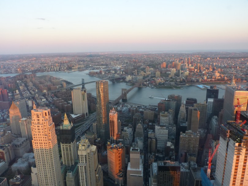 Was für eine Aussicht: Blick vom 1 WTC auf den East River mit seinen ikonischen Brücken
