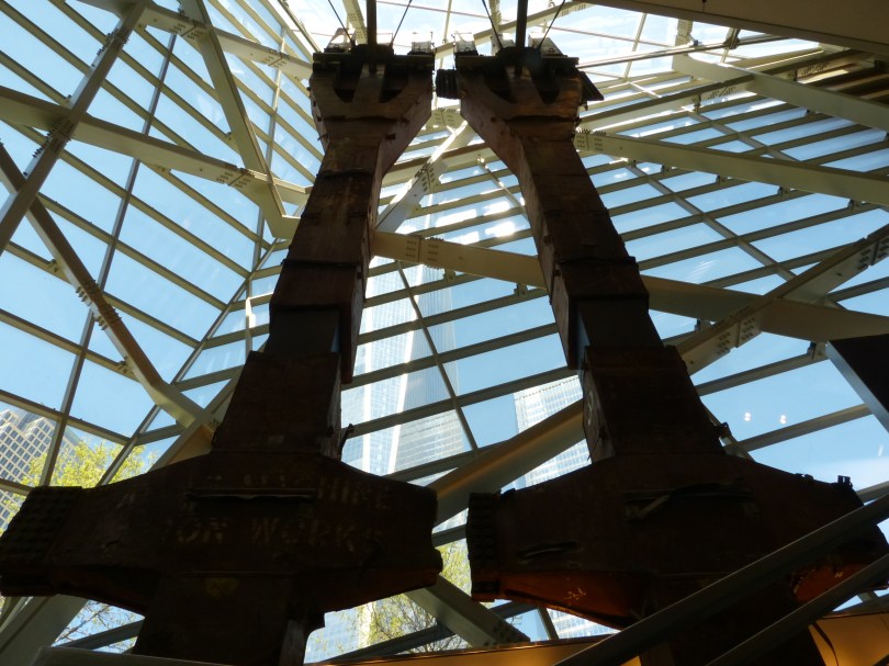Wider das Vergessen: Eingang des 9/11 Memorial Museums mit Stahlträgern des zerstörten WTC