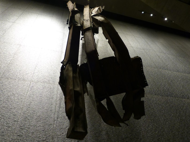 Gespenstisches Relikt: verbogener Stahlträger