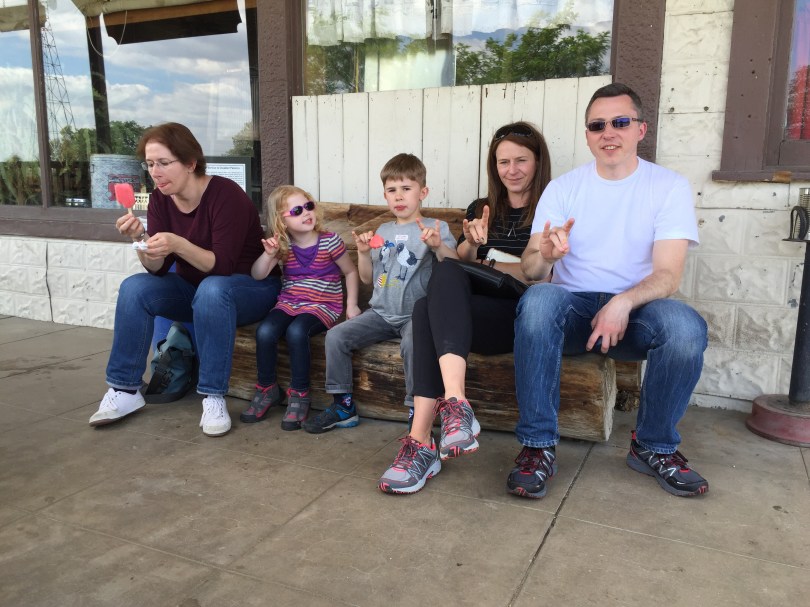 Auf dem Weg nach Yosemite: Die Gang rockt den Saloon von Raymond