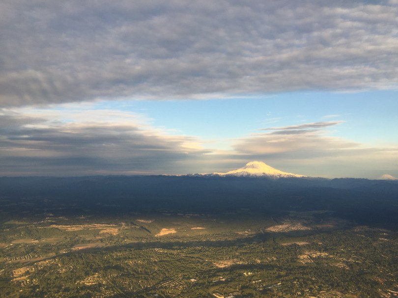 Landeanflug auf Seattle. Im Hintergrund: Mount Rainier (4.392 Meter)