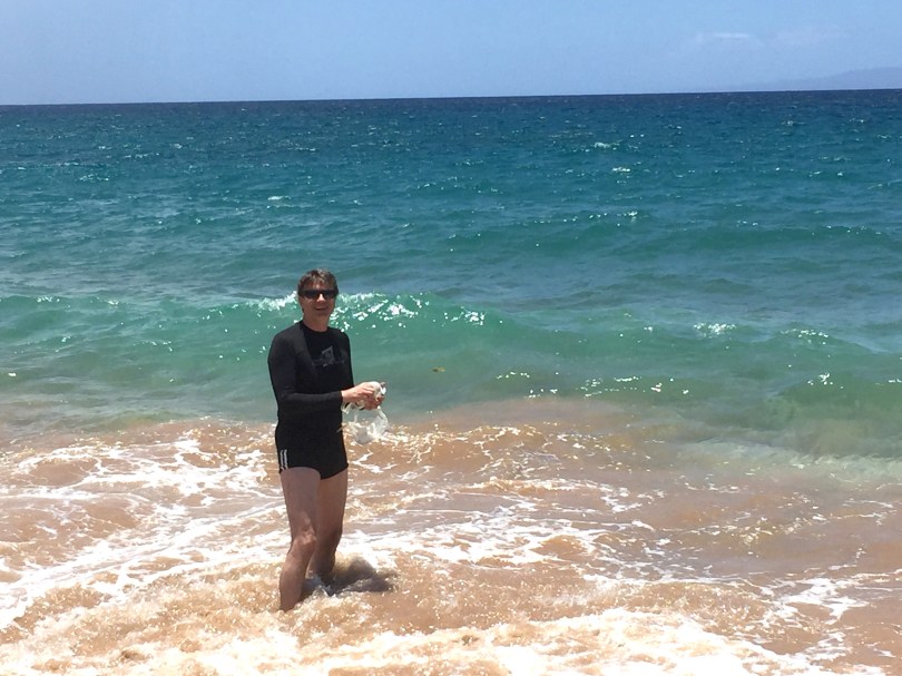 Freie Sicht: Andreas spült die Tauchmasken aus