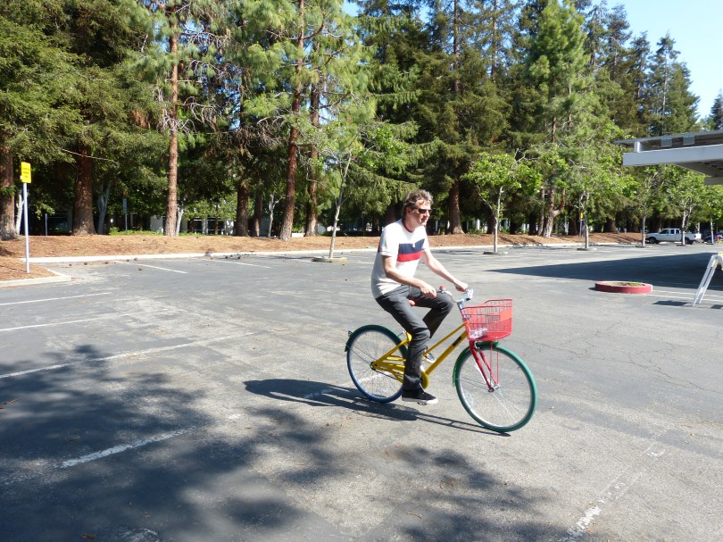 …wie die Nerds auf zu kleinen Rädern über den Google-Campus radeln