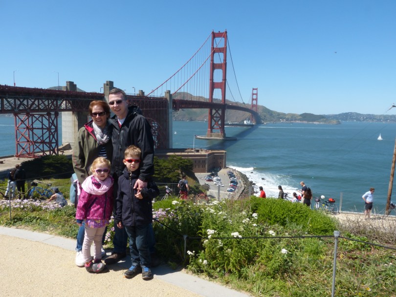 Gehört in jedes Fotoalbum: Familienfoto vor Golden Gate Bridge
