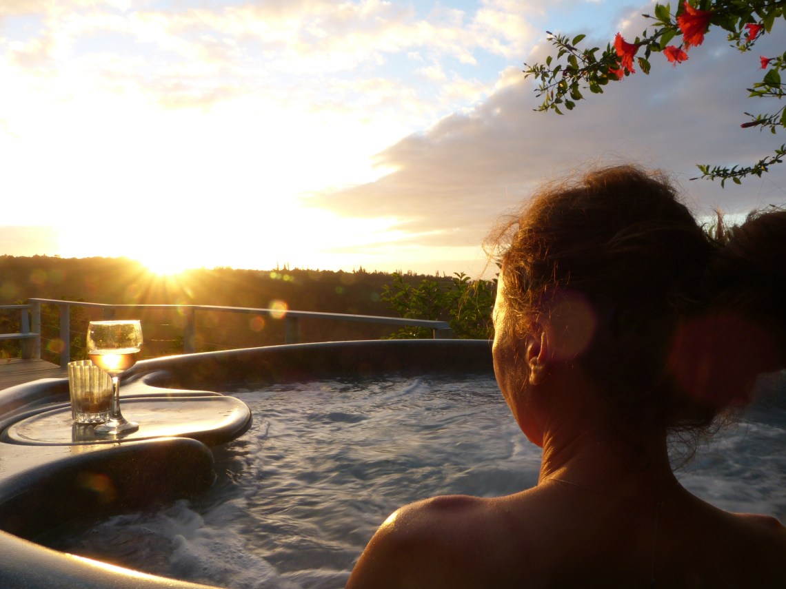 That Magic Maui Feeling: im Whirlpool unter Hibiskusblüten den Sonnenuntergang genießen