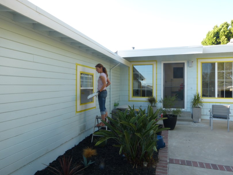 Chris streicht die Fensterrahmen