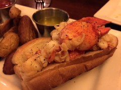 Rustikal delikat: Lobster Roll mit geschmolzener Butter