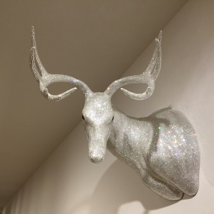 Hooking Buck Head Down: Arbeit von Marc Swanson