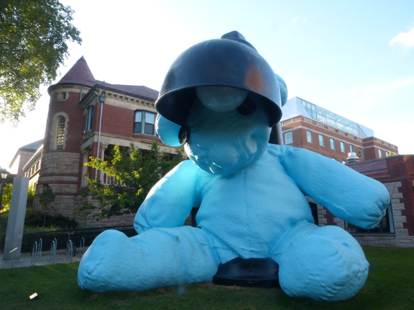 Humorvolles Kontrastprogramm: Skulptur von Urs Fischer (2005–06) auf dem Campus der Brown University