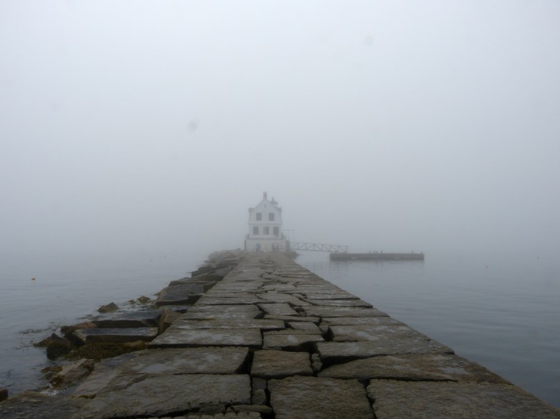 Spaziergang ins Unbekannte: Nach einem Kilometer zeichnet sich der Leuchtturm im Nebel ab