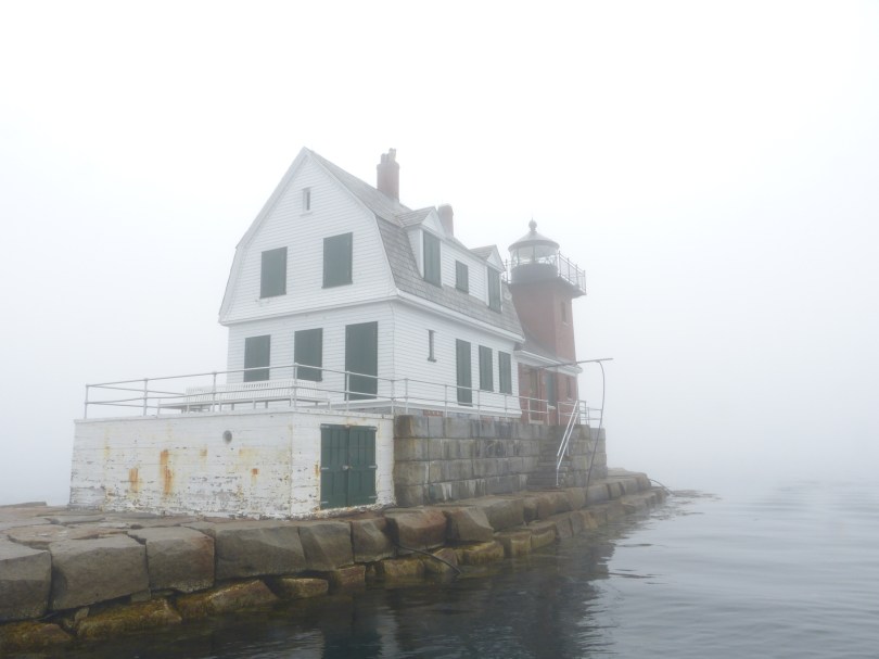 Gespenstisch: Rockland Breakwater Lighthouse im Nebel