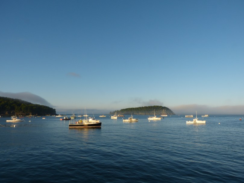 ...sonnt sich das nur wenige Meilen entfernt gelegene Bar Harbor in der Abendsonne