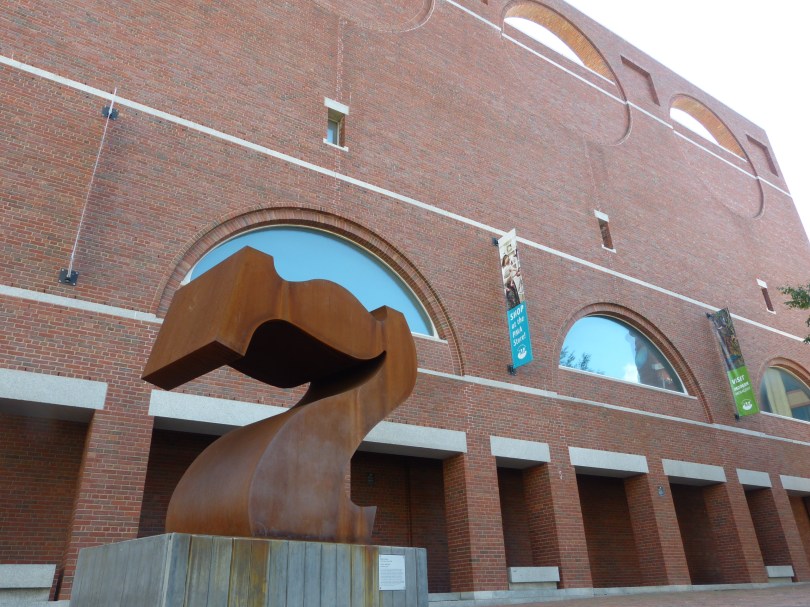 Skulptur von Robert Indiana vor der Kulisse des Portland Museum of Art