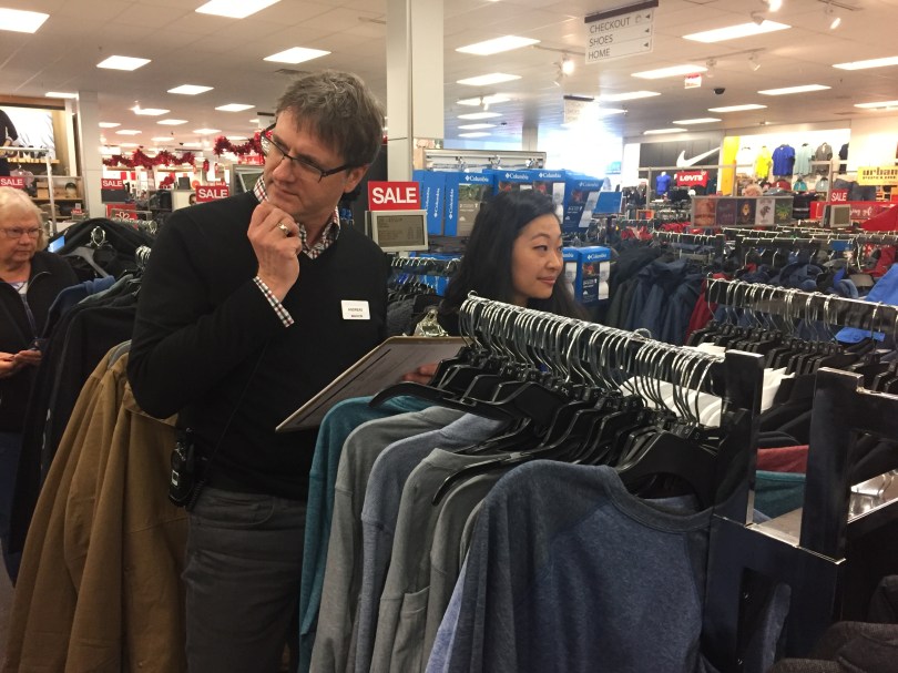 Ethnographie im Einzelhandel: Andreas und Kollegin Grace erforschen das Verhalten von Kunden und Mitarbeitern