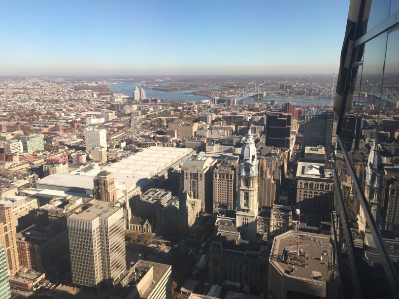 Philadelphia von oben: Von der Turmspitze des Rathauses grüßt die riesige Statue von Stadtgründer William Penn