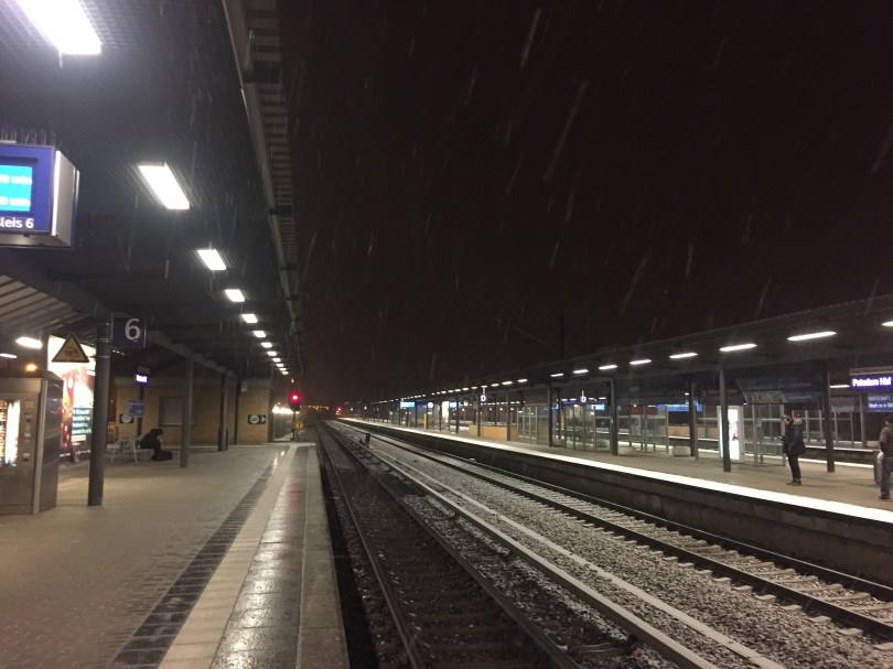 Warten auf die S-Bahn. Kalt.