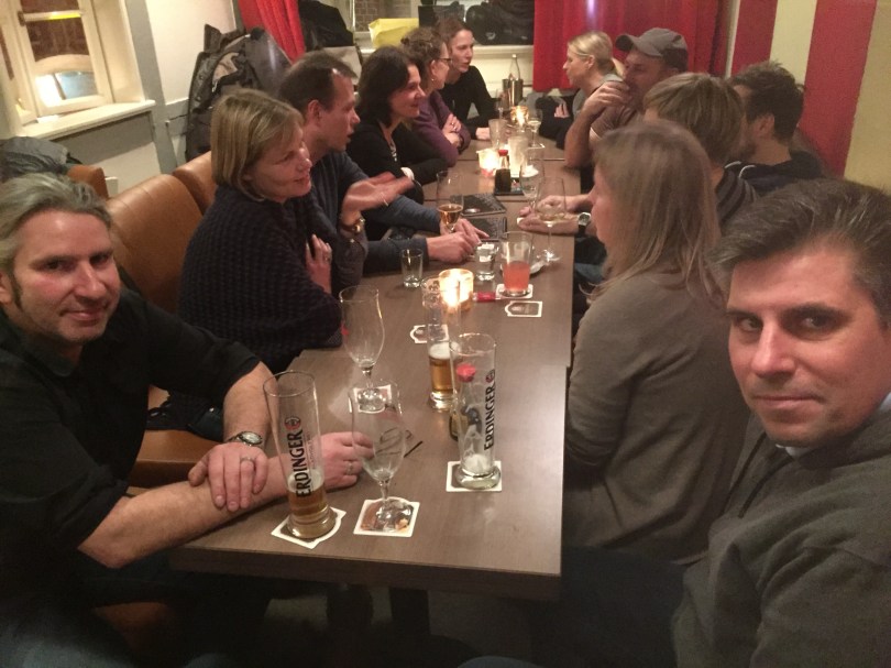 So jung kommen wir nicht mehr zusammen! Schwatzen bis die Stühle auf den Tischen stehen