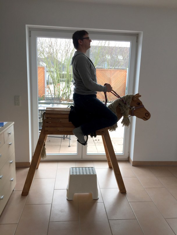 Haltung bewahren: Andreas qualifiziert sich für die Holzpferdolympiade