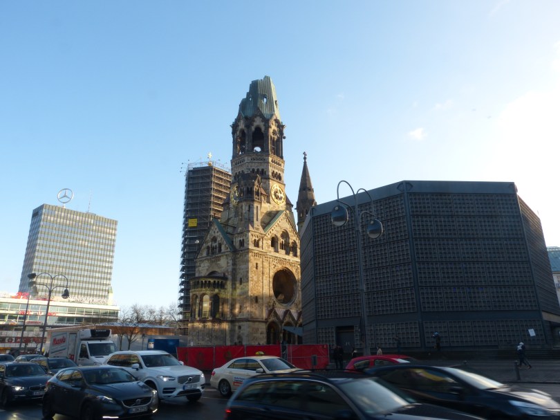Der alte Westen: Europa-Center und Kaiser-Wilhelm-Gedächtnis-Kirche mit Lippenstift und Puderdose