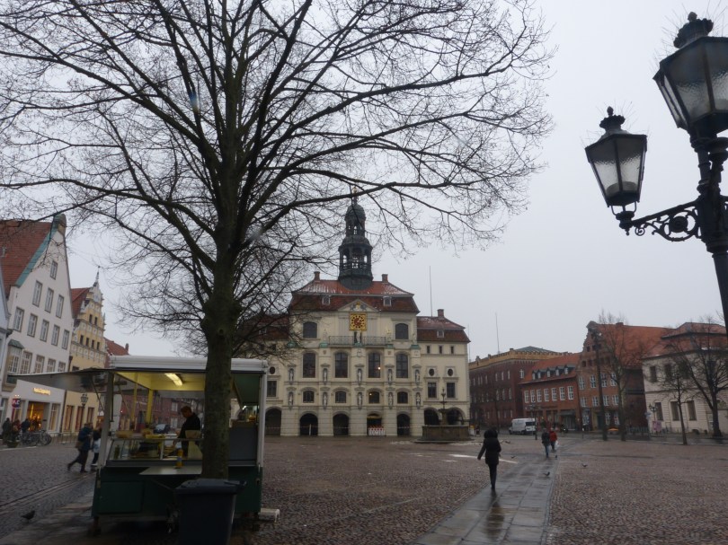 Malerisches Lüneburg II: Mittelalterliches Rathaus mit Lunabrunnen und Wurstbude