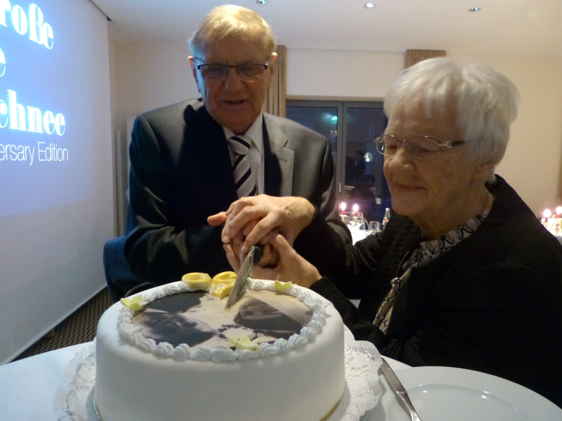 Anschneiden der Hochzeitstorte: Auch nach 50 Jahren machen Doris und Harry eine gute Figur