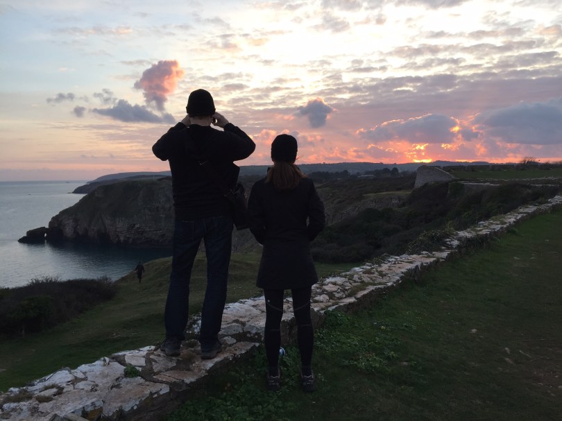Chris und Andreas genießen den Sonnenuntergang über dem Berry-Head-Nationalpark