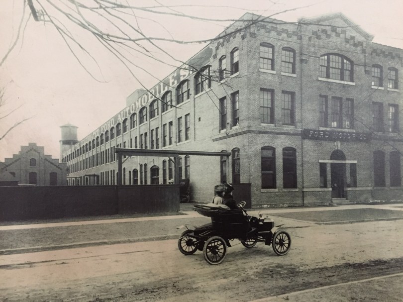 Foto aus besseren Tagen: Fords Produktionsstätte in der Piquette Avenue von Albert Kahn (1904)