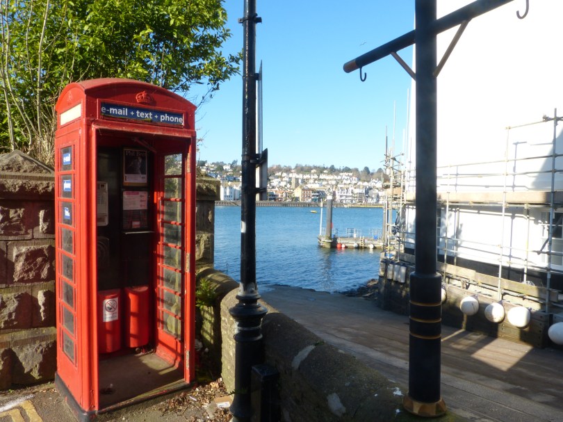 Typisch britisch: knallrote Telefonzelle in Dartmouth (E-Mail?)