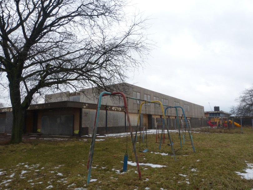 Verlassene, zugemauerte Schule im Osten der Stadt