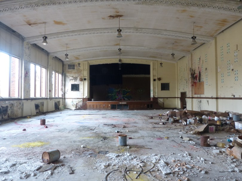 Vom Vorzeigeprojekt zur Bauruine: Theatersaal der Harry Hutchins School