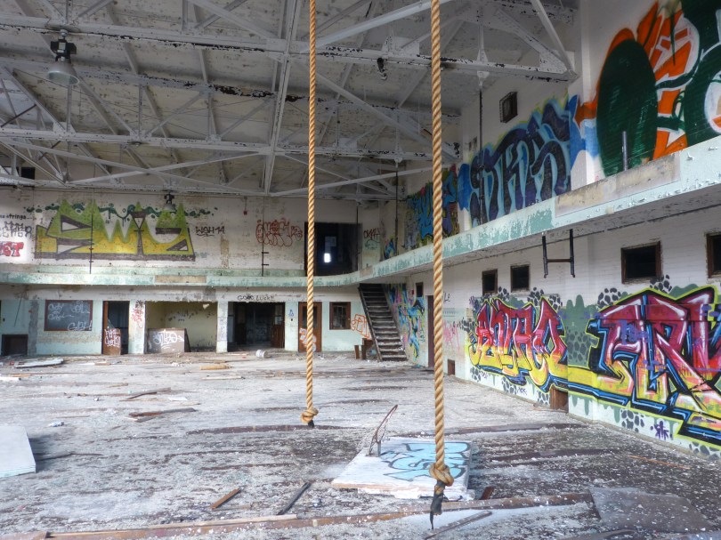 Vom Vorzeigeprojekt zur Bauruine: Sporthalle der Harry Hutchins School