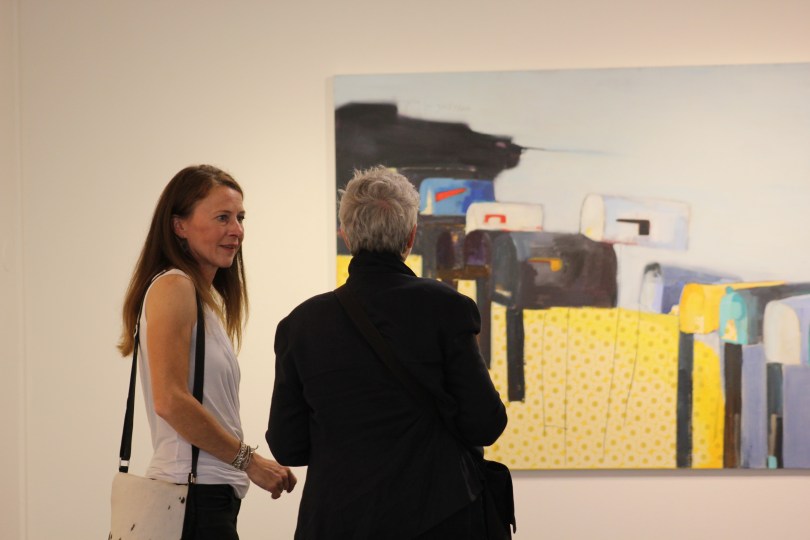 Chris erläutert ihre künstlerische Herangehensweise (Foto: Helen Ragen, Hang Art)