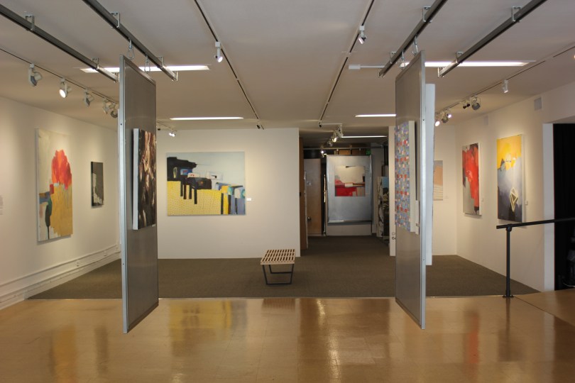 Die Bilder hängen, gleich geht's los (Foto: Helen Ragen, Hang Art)