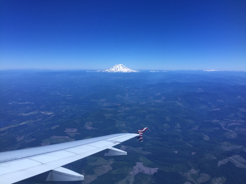 Größe zeigen: Mount Rainier erhebt sich frei aus der Umgebung