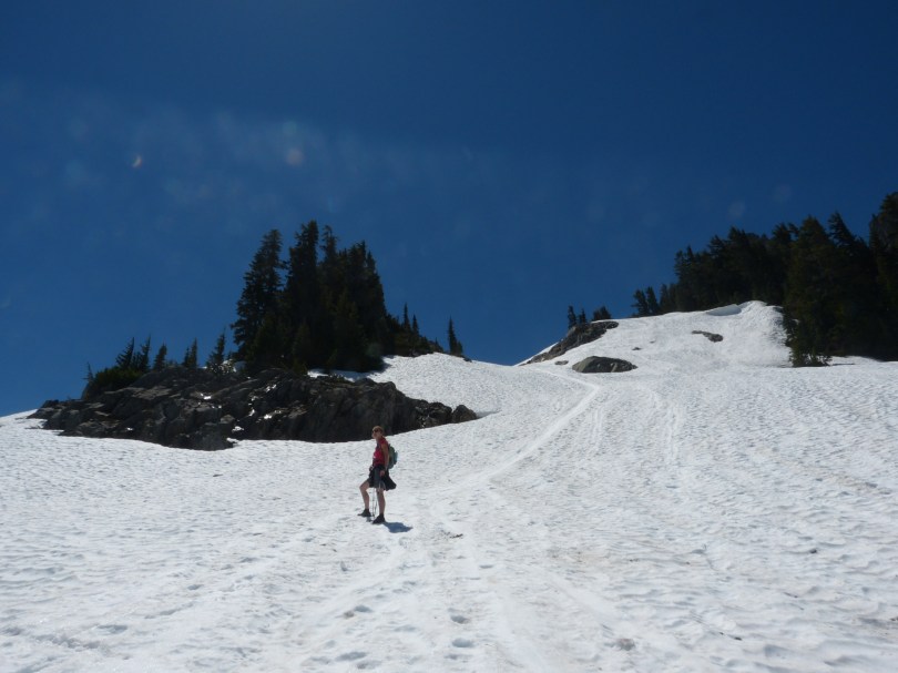 Über Eis und Schnee Richtung Bergkamm